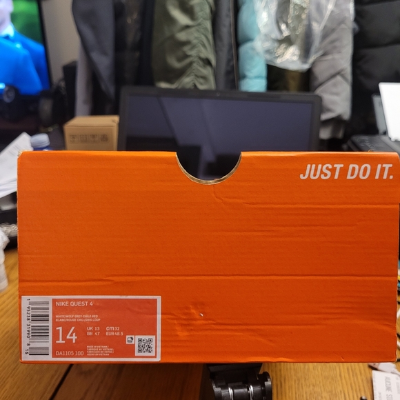 Man's Nike Sneaker - Picture 10 of 10